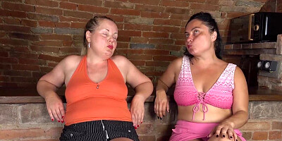 Two chubby women with high sex drives are having fun