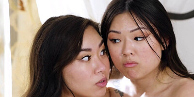 Two Asian brunettes put on a dyke show for a blonde
