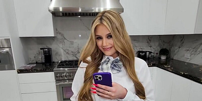 Stepmom teams up with a blonde who wants 3some action