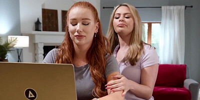 Squirting fucking with two lesbian stunners who love it
