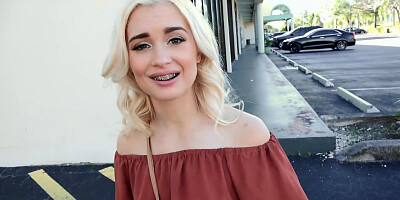 Sexy girl made man's blood rush to his cock and sucked it