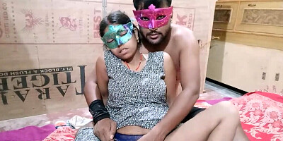 Desi cam slut fucks with a mask on during her live scenes