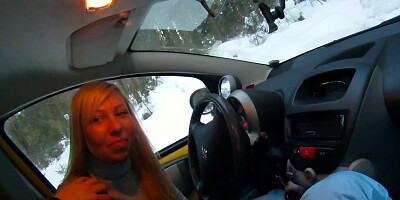 Lucky amateur dude gets sucked off in the car