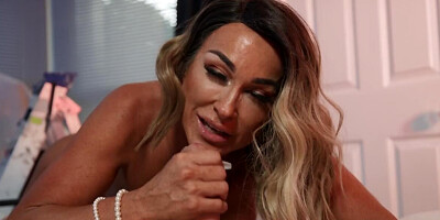 Blonde cougar is cheating her hubby with a painter