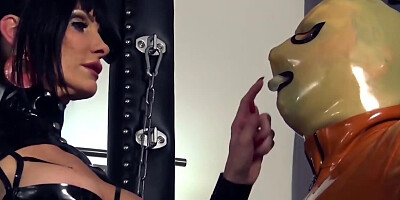 Carmen Rivera in latex humiliates Gummi-Objekt and Mister P