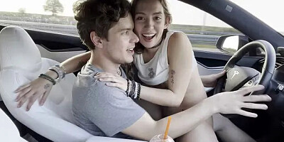 Teen Has Sex in Moving Car