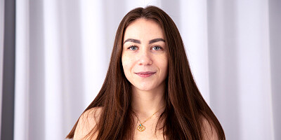 Vivian Grace comes home from her ballet practice and cums