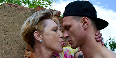 Old woman with a fat ass banged by a hunky inked fellow