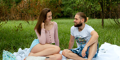 Alice Kingsly wants to cum while enjoying that picnic