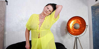 Mature woman is still as horny as ever so she toys herself
