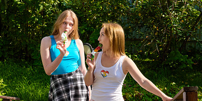Flavorful fuck with two girls who want to get off outside