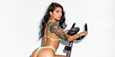 Gina Valentina shows her insane body during hard anal