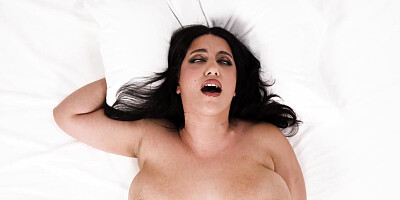 Sarah Arabic brings herself to an eye-rolling orgasm