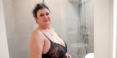 Big breasted MILF gets soaked and teases with shower wand