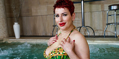 Hungarian granny with nice tits and big lips masturbates poolside