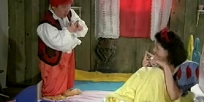 Snow white loves the 7 dwarfs