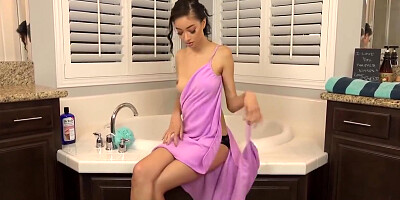 Scarlett Bloom - Gets A Very Satisfactory Bath Followed By Masturbation