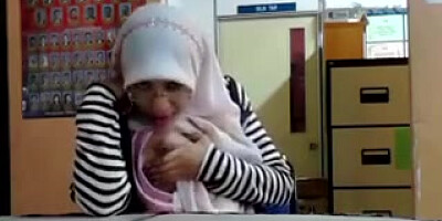 malay-masturbation cikgu bertudung ramas tetek
