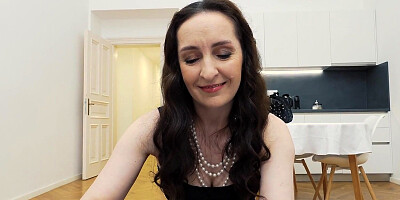 Lustful mature Di Devi takes cum in her slutty mouth after sucking BBC