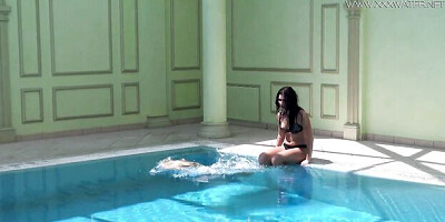 Jessica Lincoln and Lindsey Cruz's teen (18+) video by Underwater Show