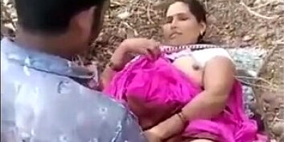 Amateur Desi couple copulates in the fresh air