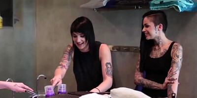 Goth inked chicks enjoy hot lesbian threesome