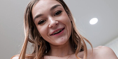 Brown-eyed bimbo Della Cate helps stepbrother with his morning boner