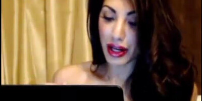 Busty Brunette Rubs Clit Does Lips On Cam
