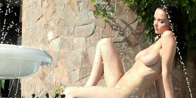 Katie Fey shows off her perfect body