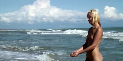 Amateur masturbation on the beach from a blonde