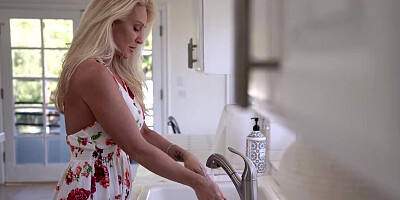 Alexa Malone shows off her body to get that dick