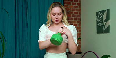 Juicy Jessie Ames shows off her tits and pussy