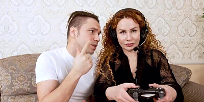 Frizzy hair gamer MILF wants to suck and get fucked