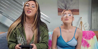 Violet Gems and her gamer girl friend scissoring hard