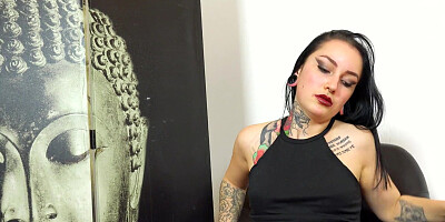 Tattooed slut Charlotte Thorne has fun with a sex toy