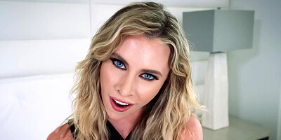 Sensational babe Anya Olsen shows her insane feet