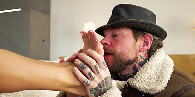 Nomi Melone gets her feet worshipped by a stud