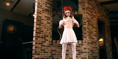 Pennywise suit is the best for girl to tempt stepbro