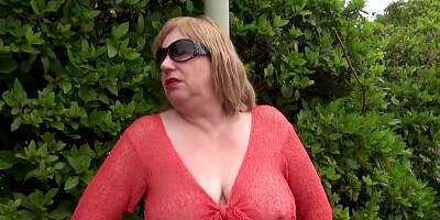 Chubby elderly whore manages to deal with two cocks