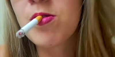 Live smoking session with teasing allure