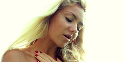 EROUTIQUE - Victoria’s Risky Outdoor Finger Romping