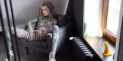 Fabulous tatted damsel pokes her bootie with a enormous fake penis
