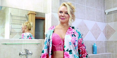 Blonde lady fucking herself in the bathtub big time