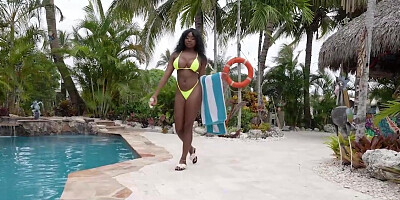 Black hottie Amari Anne wants to suck dicks and get off
