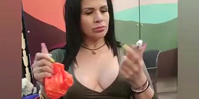 I have coffee with a mature Colombian influencer on our very first tryst