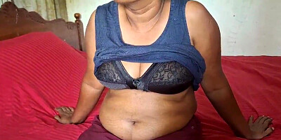 Scorching Chinese cougar enjoys to flash her jugs