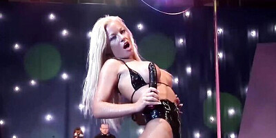 Femme's public clip