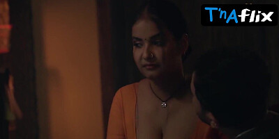 Prajakta Dusane Uber-sexy Gig in Jalebi Bai 2