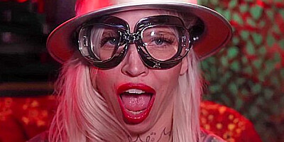 Kitt Jones In Tattooed Blonde Gets Off With A Vintage Toy