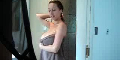 Il regarde sa mere sous la douche